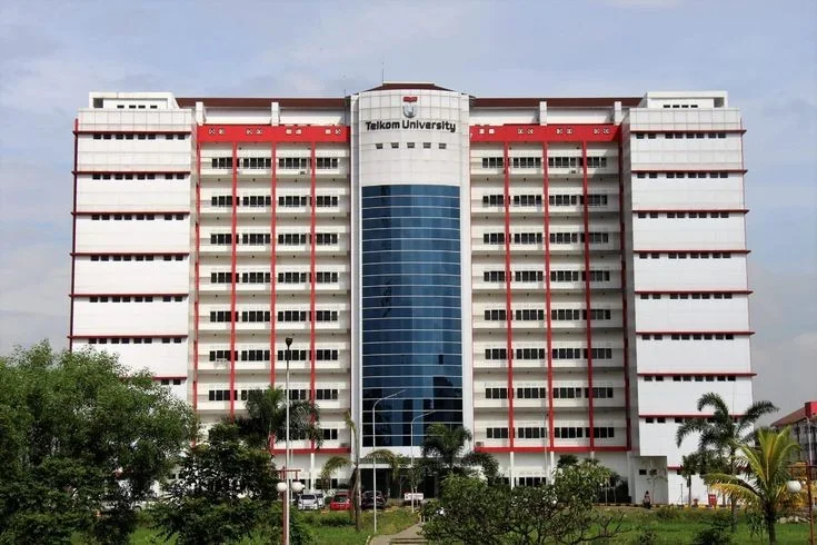 Analisis Kinerja Telkom University di Peringkat UniRank Indonesia